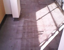 ベランダ床面：専用塗料施工邸のBefore（施工前）の様子